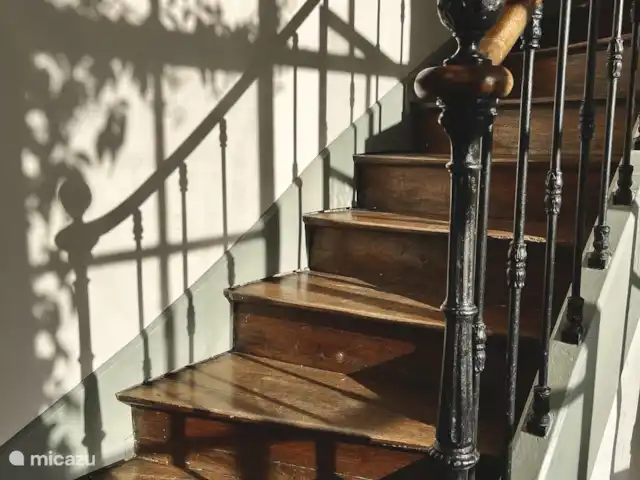 Gareine Blonde Berneuil | France, Haute-Vienne, Blond - maison de vacances L’escalier monumental original