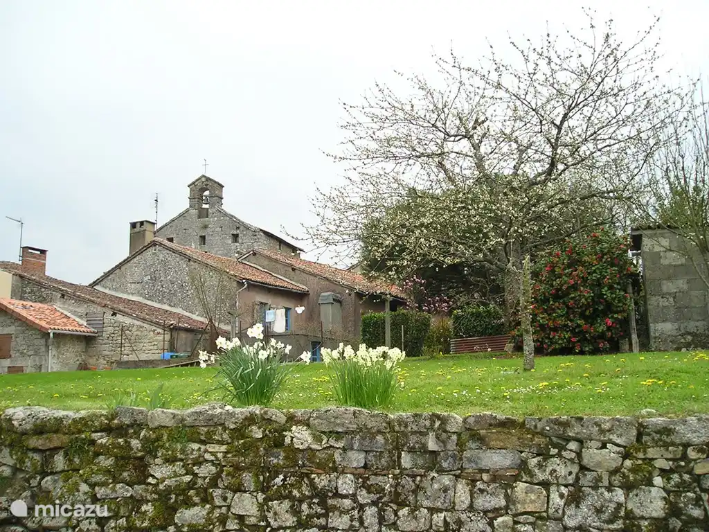 Das Dorf Blond mit einer romanischen Kirche