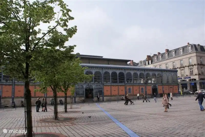 Les Halles, die große Markthalle in Limoges, ist auf jeden Fall einen Besuch wert. 
Hier finden Sie die schönsten hoffrischen regionalen Produkte, die in einer schönen, lebendigen, typisch französischen Lage gesammelt wurden.
Ein Restaurant befindet sich auf der Vorderseite
