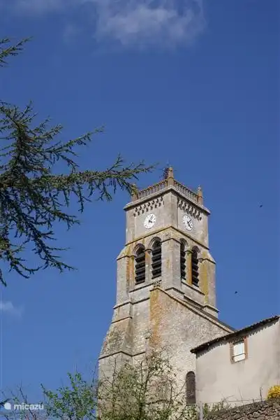Der Kirchturm der Kirche Notre-Dame in Bellac