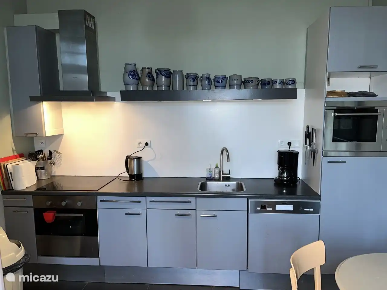 Moderne, gut ausgestattete Küche, mit Geschirrspüler, Backofen, Backofen/Mikrowelle.