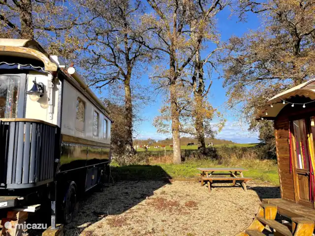 Gareine Blonde Berneuil | France, Haute-Vienne, Blond - maison de vacances Au bout de notre site se trouve la voiture de voyage Amsterdam avec petite voiture-lits avec sa propre terrasse