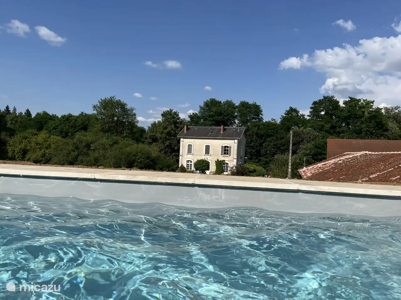 Der gemeinsame, geräumige Swimmingpool (12x4 m) vor der Roulotte