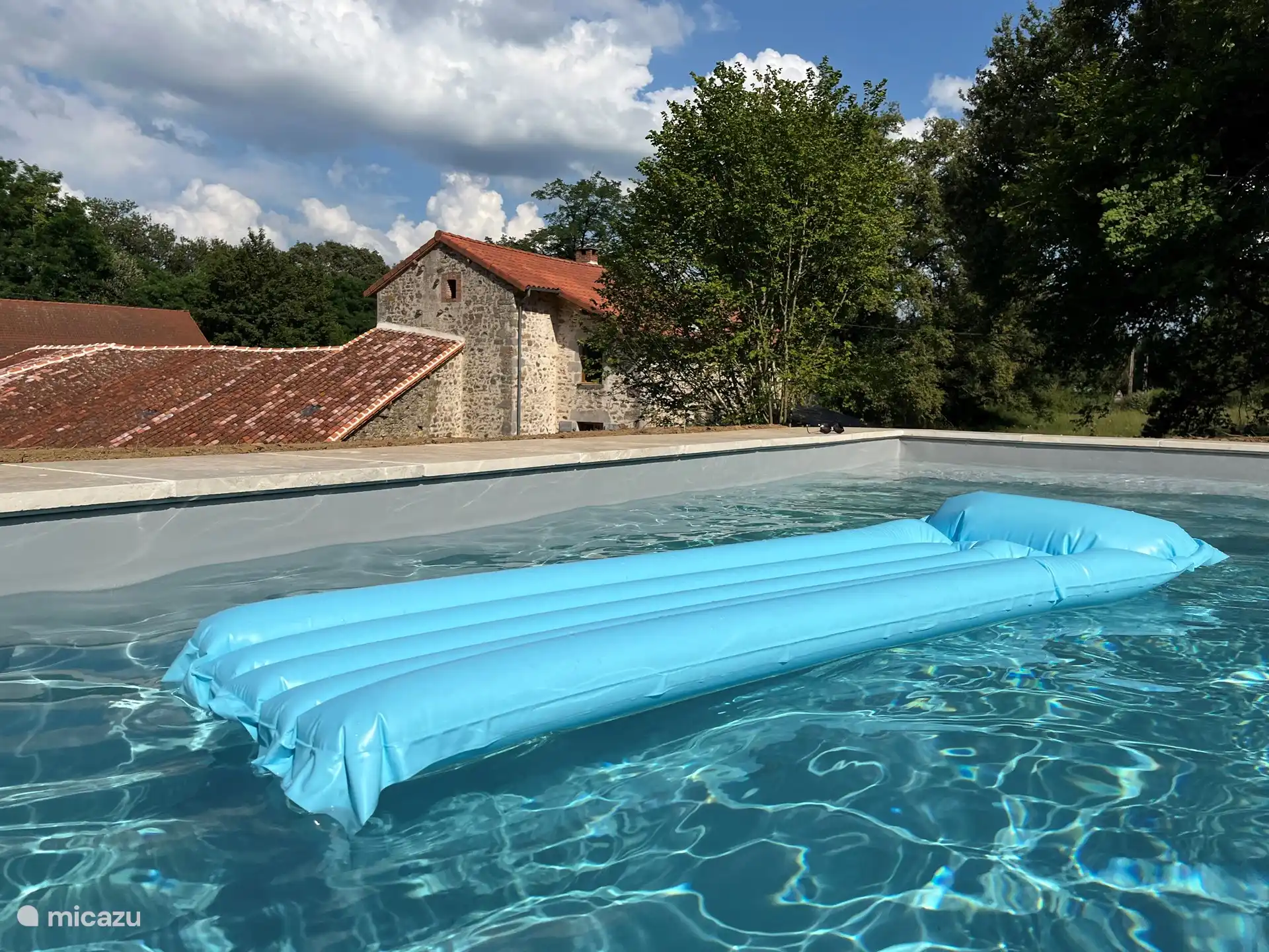 Der gemeinsame, geräumige Swimmingpool vor der Buvette