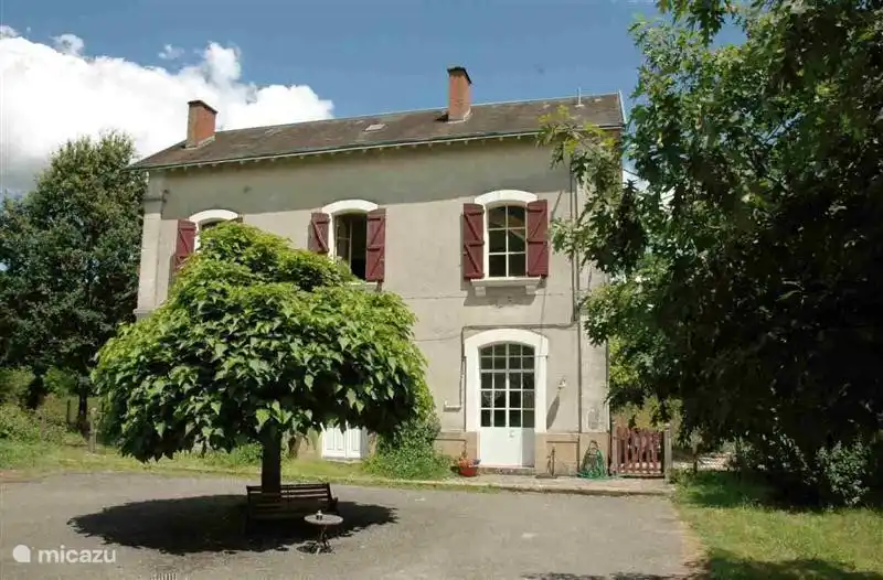 'Gare Blond Berneuil' mit dem Bahnhofsplatz