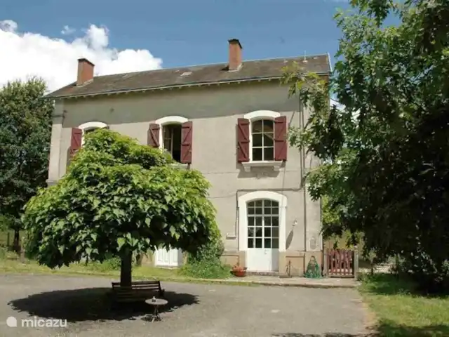 Gareine Blonde Berneuil | France, Haute-Vienne, Blond - maison de vacances 'Gare Blond Berneuil' avec place de la gare