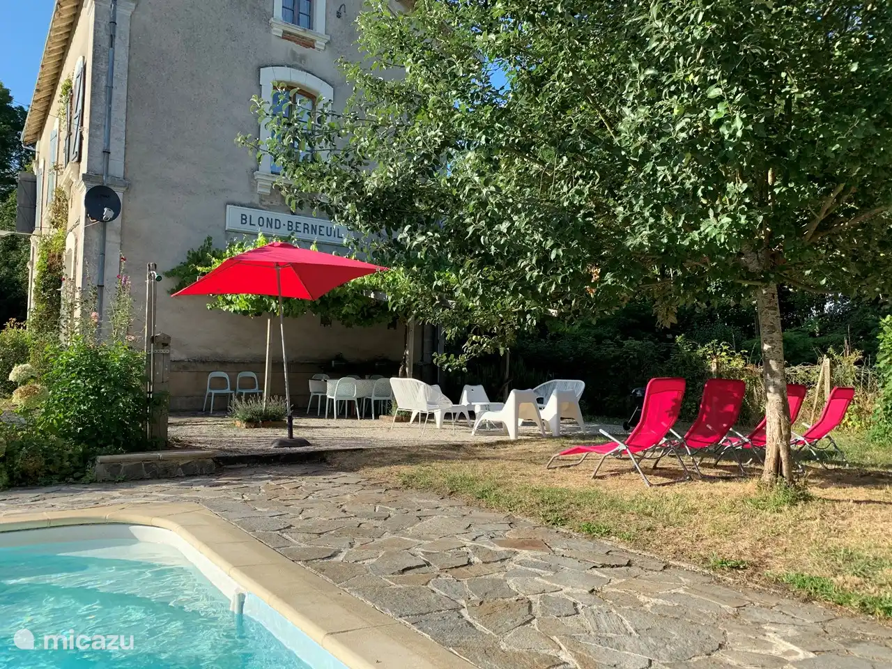 Terrasse mit Sonnenliegen