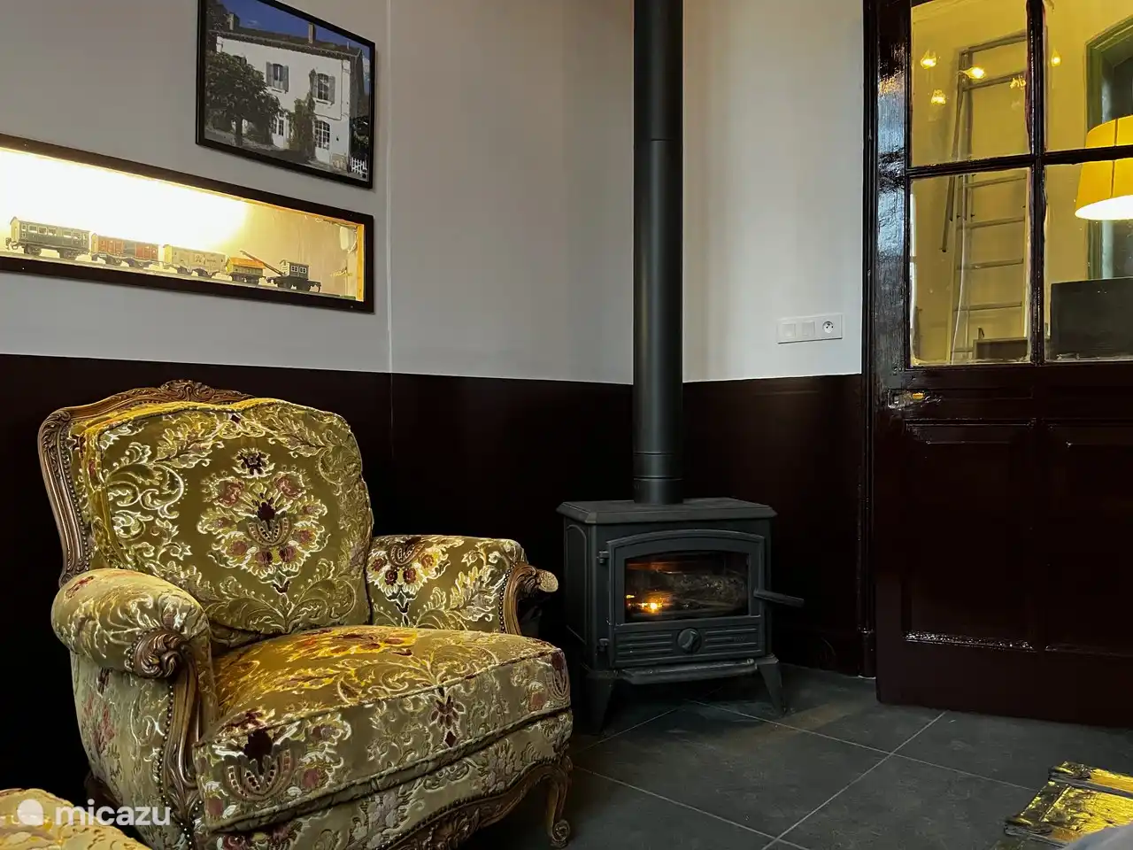 Fernsehraum mit eigenem Holzofen.