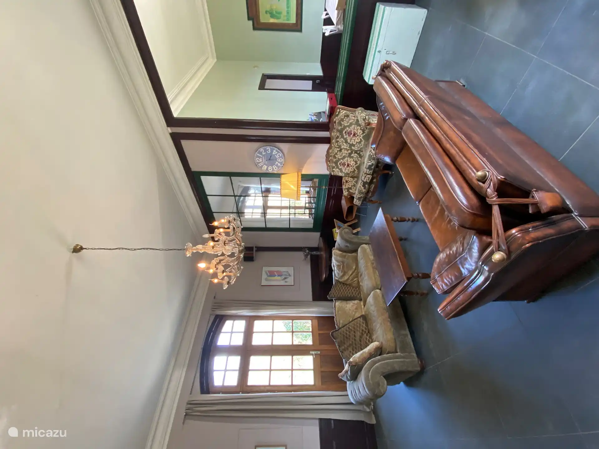 Wohnzimmer mit der alten Theke und dem Holzofen