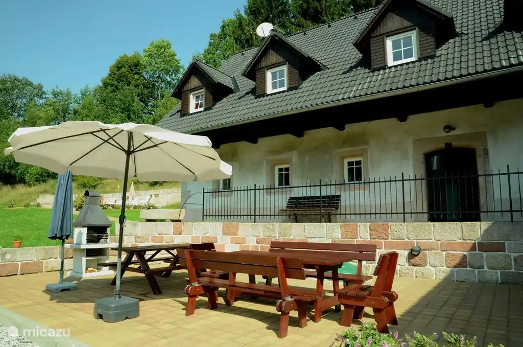 la gran terraza con barbacoa y muebles de jardín