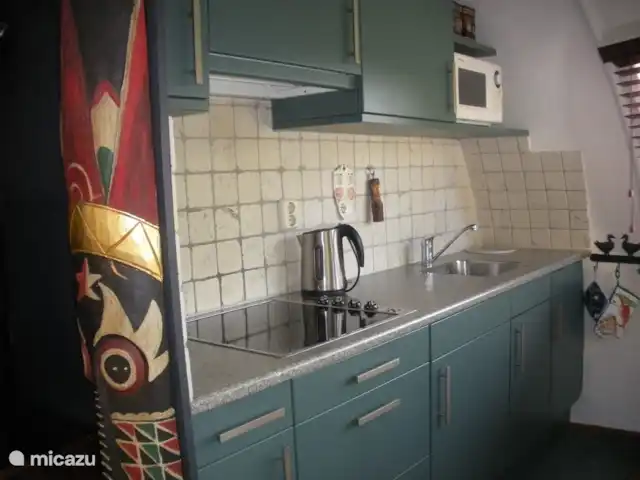Igloo Safari | Pays-Bas, Brabant-Septentrional, Chaam - bungalow cuisine avec un nouveau réfrigérateur-congélateur, hotte aspirante neuve, plaque vitrocéramique, cafetière, bouilloire, grille-pain et micro-ondes. également fabricant de sandwichs