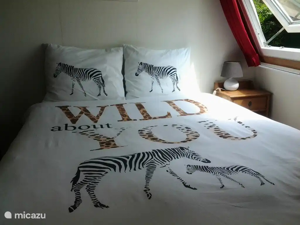 Schlafzimmer 1
Neues Boxspring-Hochbett 140 x 200
mit Bettdecke von 200x200