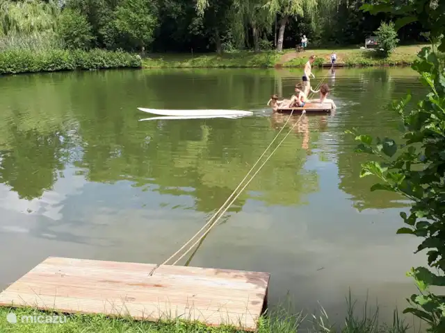 Igloo Safari | Pays-Bas, Brabant-Septentrional, Chaam - bungalow c'est un radeau. Les enfants peuvent se rendre de l'autre côté du lac de baignade en tirant sur la corde