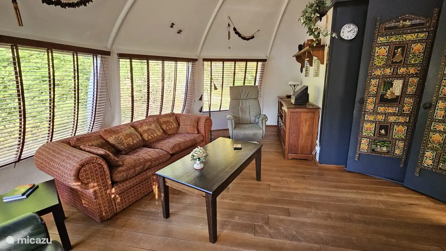 R
Relax-Stuhl, prominent, auch zum Aufstehen geeignet