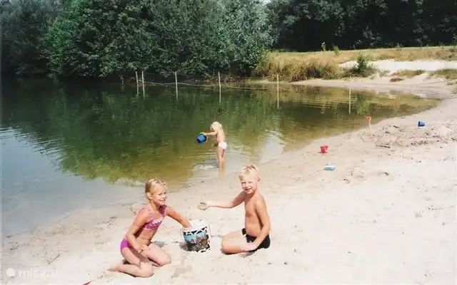 Strand, an dem Ihre (Enkel-) Kinder spielen können. Es gibt neuen Spielsand