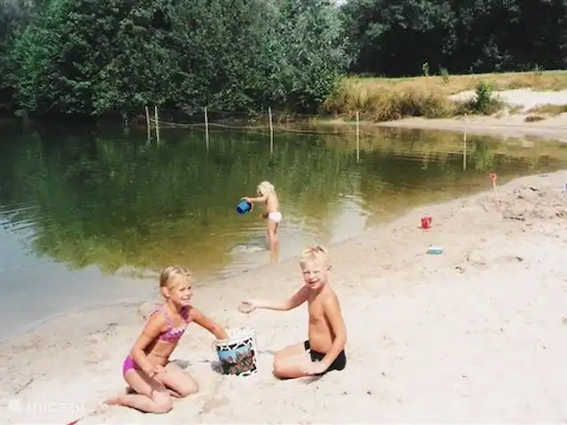 Igloo Safari | Pays-Bas, Brabant-Septentrional, Chaam - bungalow plage où vos (petits) enfants peuvent jouer. Il y a du nouveau sable de jeu.