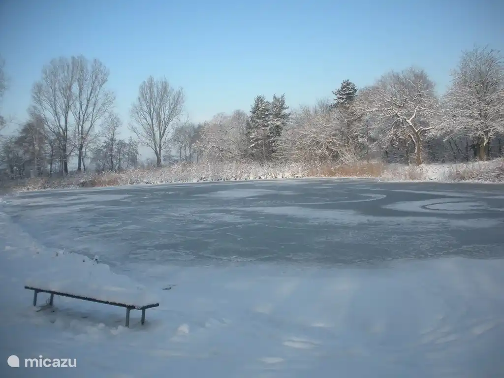 Der See. Im Sommer schwimmen und im Winter Schlittschuhlaufen, wenn das Eis der
Erlaubt
