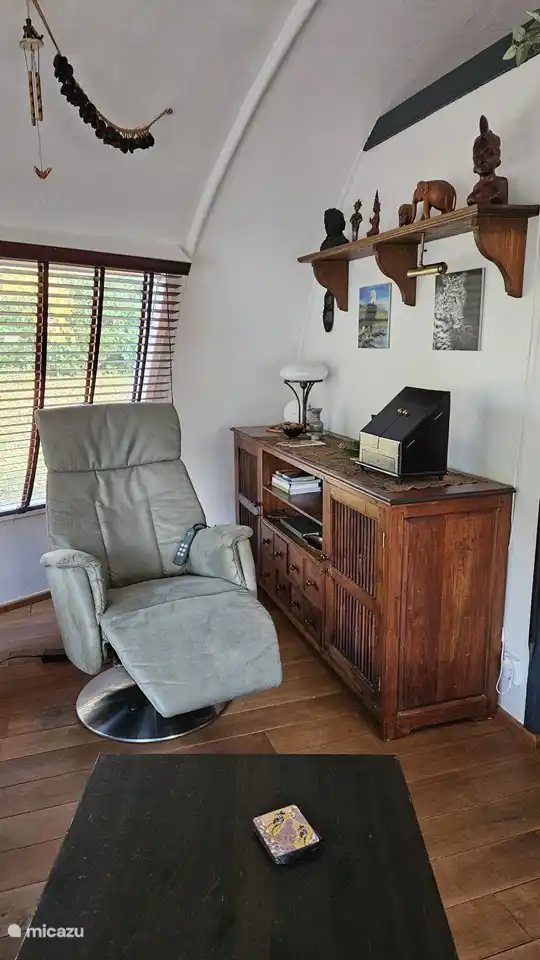 Ziemlich neuer, markanter Steh- und Relaxsessel, alle Positionen möglich