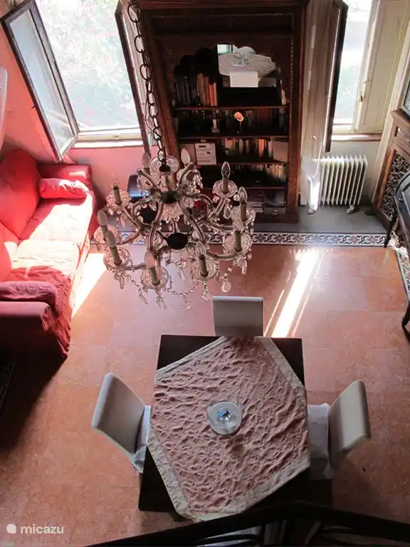 Sofá cama de 140 cm, mesa de comedor extraíble de nogal (proteger el comedor con un mantel de plástico), biblioteca para invitados en 4 idiomas, equipo de música, también videoteca junto a la televisión por satélite (muchas películas para niños NL/D/E)