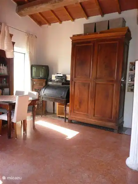 Sala de estar con antigüedades toscanas, mueble de nogal aserrado a mano, juegos de playa para niños, aspiradora, hamacas, TV vía satélite Astra Hotbird con canales gratuitos, sofá cama extra de 140 cm de ancho, equipo de música, DVD, vídeo, equipo de música, amplio 4 idiomas