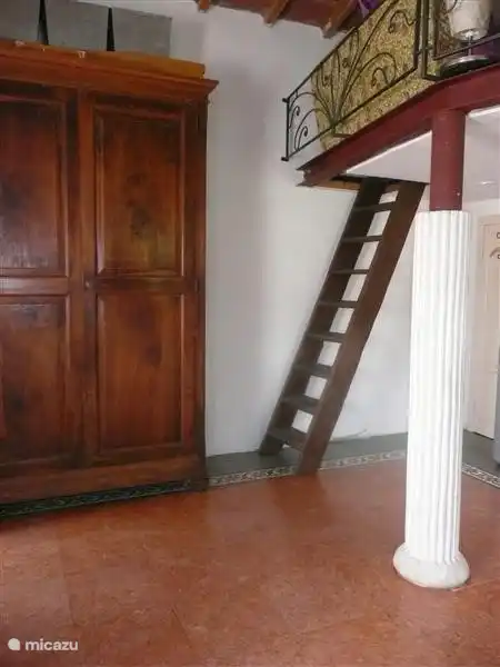 Escalera de granjero a entrepiso bajo con nido de amor (sentado y durmiendo en el ático debido a la altura máxima de 165 cm). Paso estrecho al entresuelo. Diversión para niños y amantes del deporte. Menos adecuado para los ancianos.