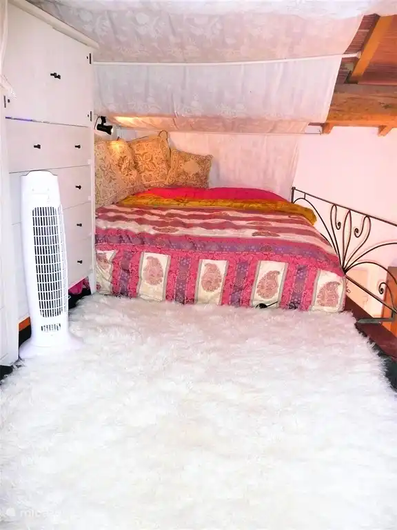 Nido de amor en entrepiso (altura máx. 165 cm) apto para deportistas, cama regulable eléctricamente 160 cm, colchones de látex de 2 x 80 cm (Pullman) con topper gran viscoelástica. Ideal para sentarse y acostarse.