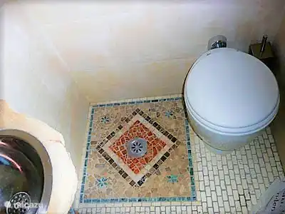 Fuente de diseño a medida con piedra arenisca natural y fregadero de acero inoxidable, grifo de diseño 4 baldas de cristal, inodoro de diseño, ducha de lluvia torrencial de diseño, ventana que se abre al jardín, ojo, ¡este es un baño muy pequeño (pero bonito)! Calefacción por caldera