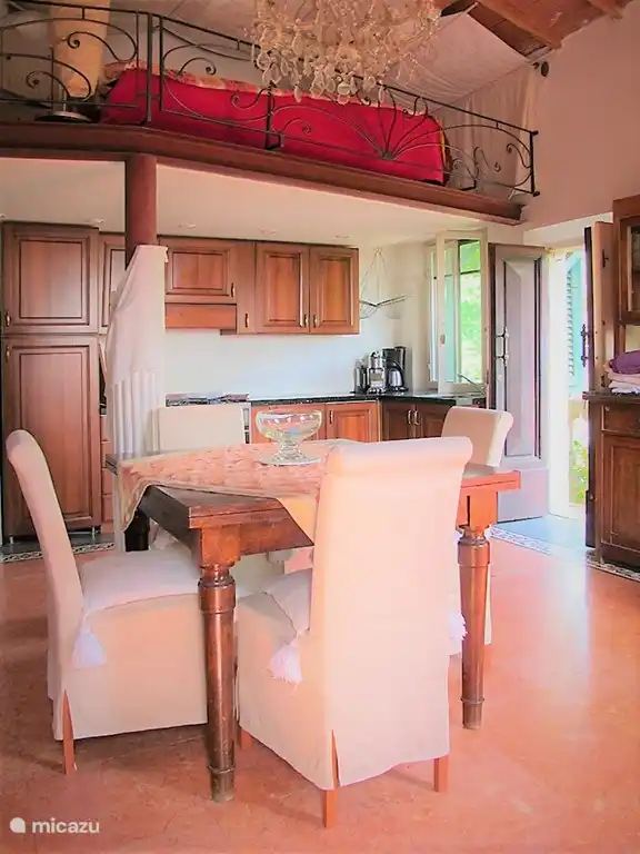 Estudio con altillo (buhardilla baja máx. 165cm bajo techo) donde zona de noche, altura total 4,60 cm, suelo de mármol rosa con terrazo de flores, todo lujoso y completo