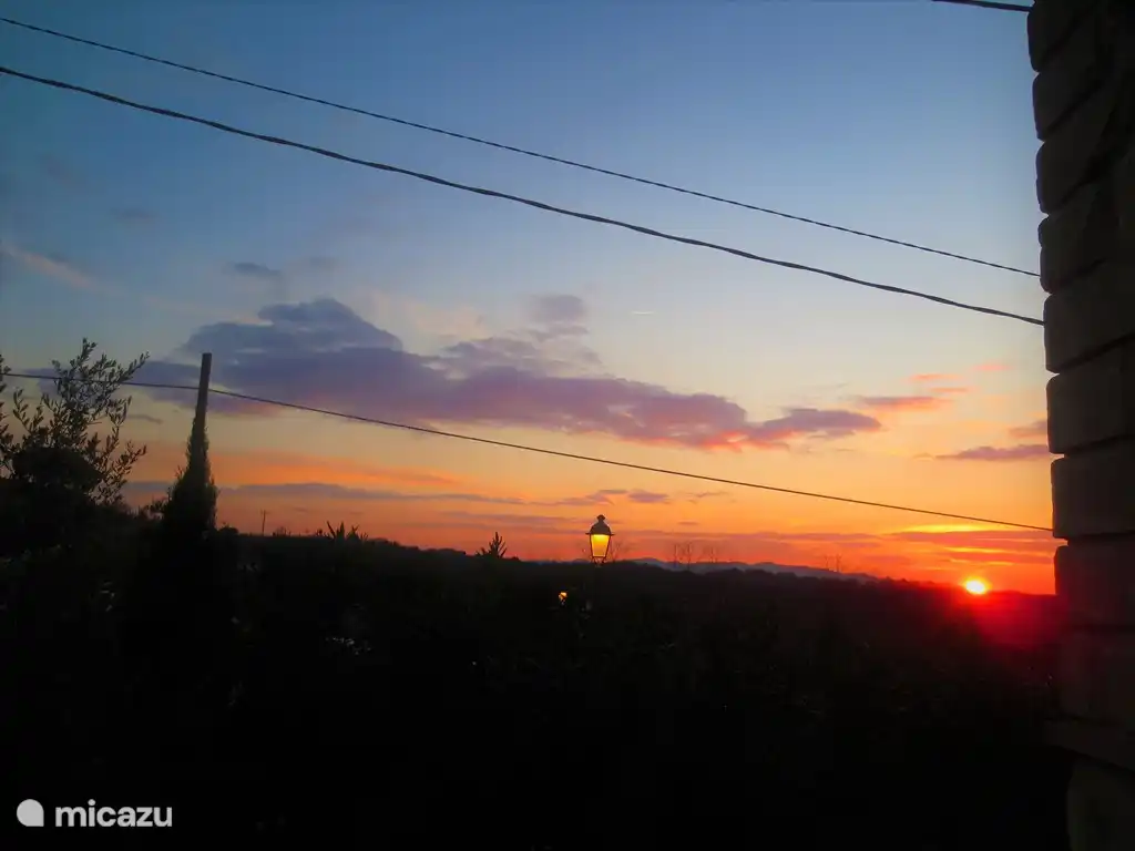 Atardecer visto desde el balcón del apartamento tipo estudio en el 1er piso, dos ventanas grandes dan una vista de puestas de sol espectaculares, otras dos ventanas hacia el jardín, esta desde el balcón.