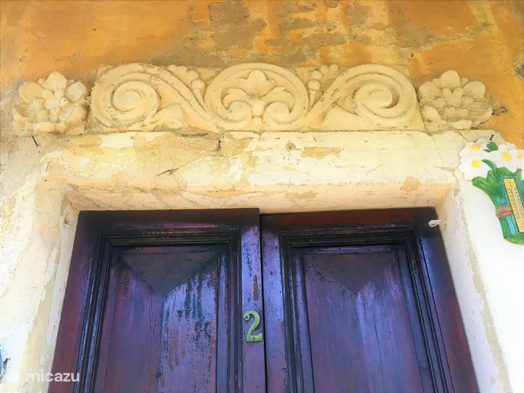 Entrada al estudio en el 1er piso. Desde el exterior, la fachada sigue siendo antigua. Totalmente reformado solo por dentro.