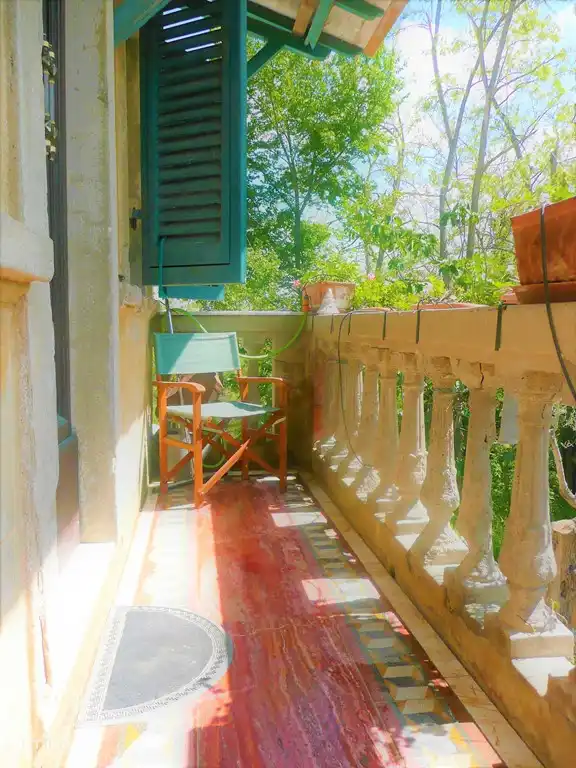 Balcón privado en el primer piso, vista despejada sobre el jardín y control sobre el juego de los niños en una terraza de 20 m2 directamente debajo del balcón, balcón de aproximadamente 7 m2, en verano hermosos geranios y plantas en macetas en las escaleras al primer piso, maravilloso para tomar una copa por horas / noche ruiseñores para escuchar!