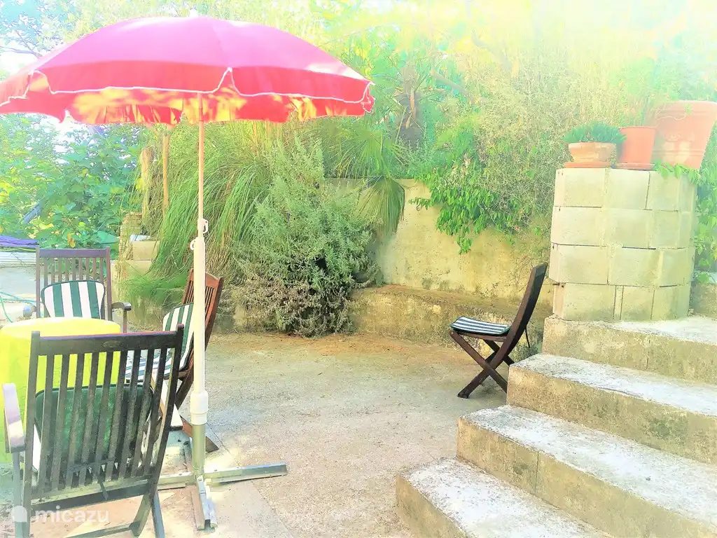 terraza de 20 m2 directamente debajo del balcón, balcón de aproximadamente 7 m2, en verano hermosos geranios y plantas en macetas en las escaleras al primer piso, hamaca colgante, maravillosa para tomar una copa para horas / escuchar ruiseñores por la noche!