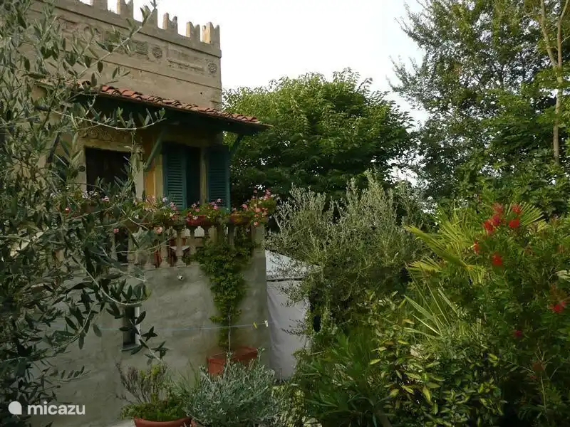 Villetta Yvonne, estudio romántico con almenas y gran jardín (650 m2) anfitrión ocasional. Terraza con bancos en forma de anfiteatro. Aquí los niños pueden jugar con seguridad bajo la supervisión de los padres desde el balcón. Muebles de jardín, cojines, tumbonas. jardin superior 2da terraza.