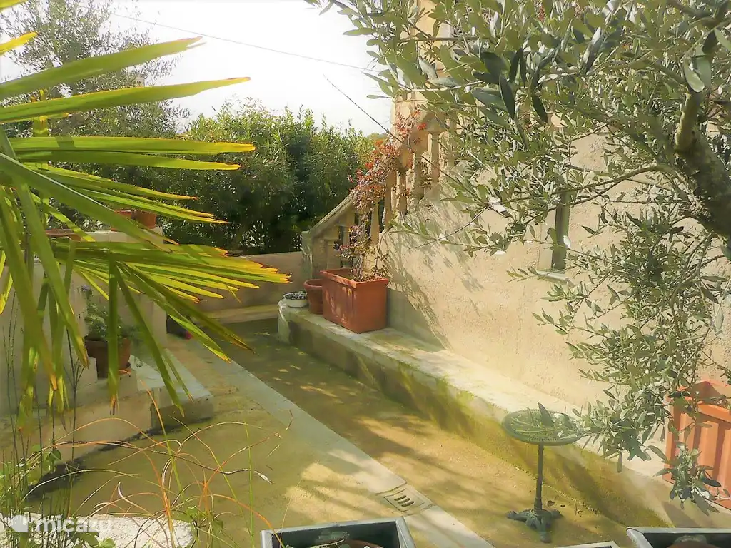 terraza de 20 m2 directamente debajo del balcón, balcón de aproximadamente 7 m2, en verano hermosos geranios y plantas en macetas en las escaleras al primer piso, hamaca colgante, maravillosa para tomar una copa para horas / escuchar ruiseñores por la noche!