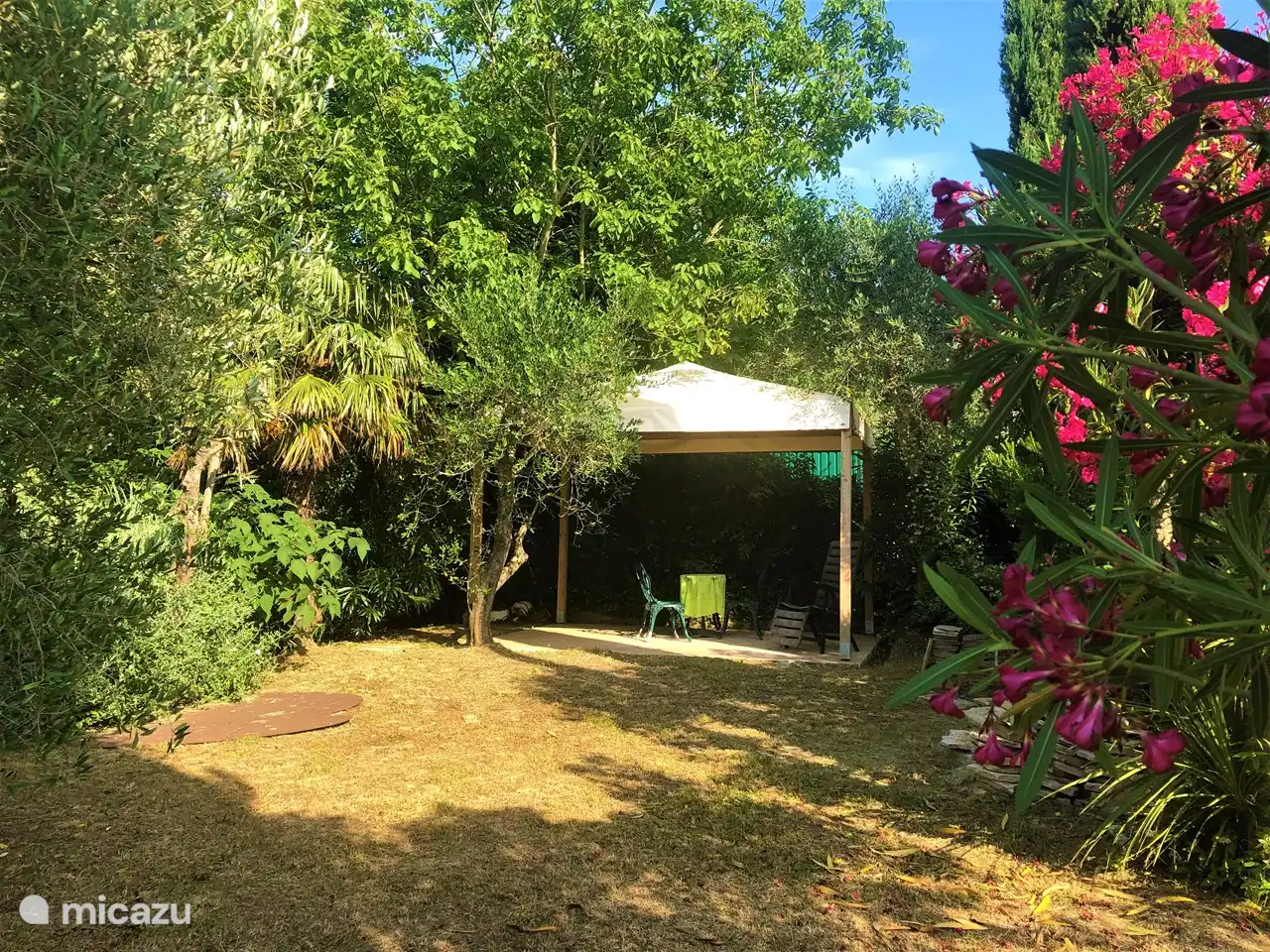 Villetta Yvonne, estudio romántico con almenas y gran jardín (650 m2) anfitrión ocasional. Terraza con bancos en forma de anfiteatro. Aquí los niños pueden jugar con seguridad bajo la supervisión de los padres desde el balcón. Muebles de jardín, barbacoa, cojines, tumbonas. jardin superior 2da terraza.