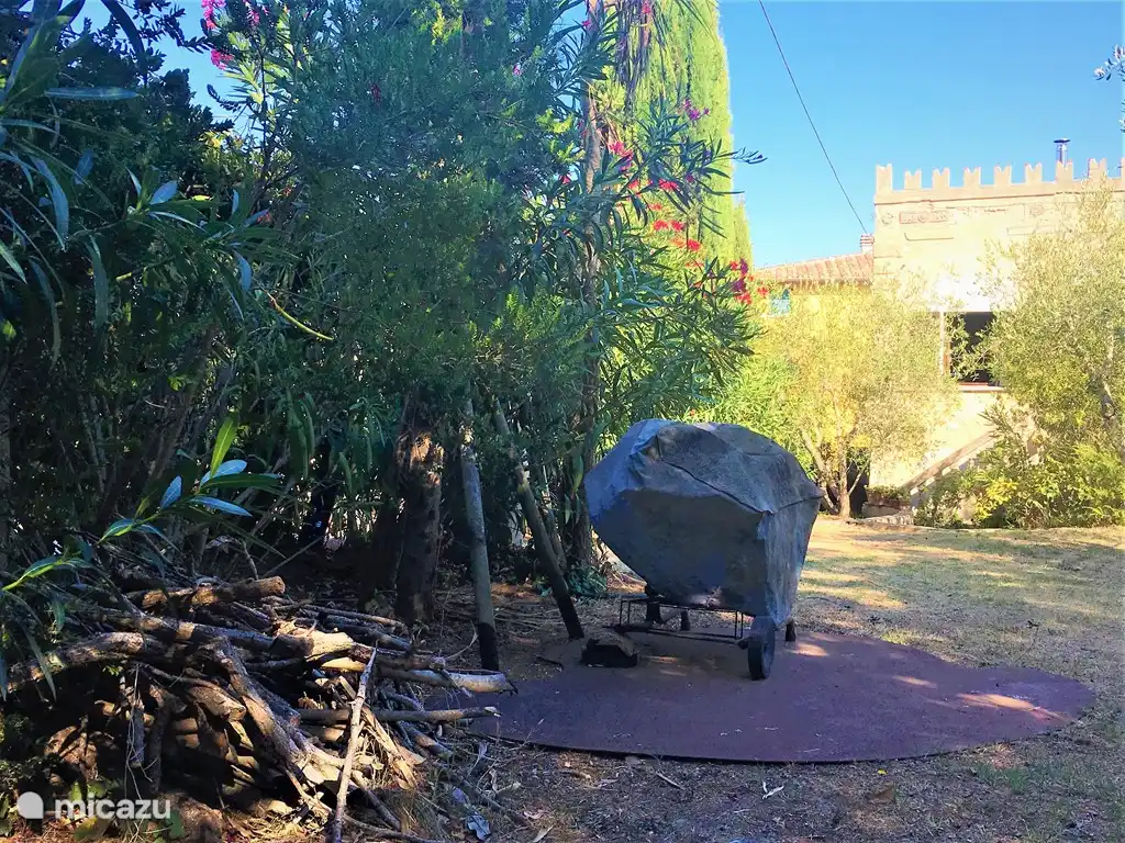 Villetta Yvonne, estudio romántico con almenas y gran jardín (650 m2) anfitrión ocasional. Terraza con bancos en forma de anfiteatro. Aquí los niños pueden jugar con seguridad bajo la supervisión de los padres desde el balcón. Muebles de jardín, barbacoa, cojines, tumbonas. jardin superior 2da terraza.