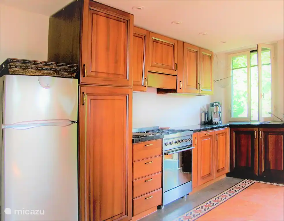 Cocina de nogal, piedra de granito negro, mármol rosa atmosférico con terrazo floral, lavadora, horno SMEG, frigorífico/congelador, cafetera espresso y de filtro, tostadora, batidora, batidora de mano, plancha de vapor, eléc. exprimidor de diseño, sartenes, servicio de cubertería, fregadero doble.