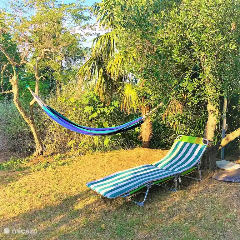 Villetta Yvonne, estudio romántico con almenas y gran jardín (650 m2) anfitrión ocasional. Terraza con bancos en forma de anfiteatro. Aquí los niños pueden jugar con seguridad bajo la supervisión de los padres desde el balcón. Muebles de jardín, barbacoa, cojines, tumbonas. jardin superior 2da terraza.