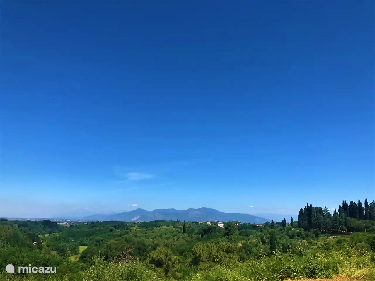 Villetta Yvonne, estudio romántico con almenas y gran jardín (650 m2) anfitrión ocasional. Este es el área inmediata a 400 m, ideal para caminar. Lo que ves es Monte Serra directamente detrás de Pisa.