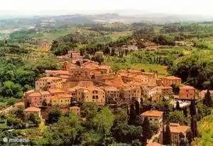 Vista aérea Castello di Lari, a 10 minutos a pie de la aldea de Colle di Lari, en verano actividades culturales cine al aire libre, espectáculos de música, danza, video, artes visuales, veladas de debate con directores en la plaza, museo, 4 super / económico restaurantes,