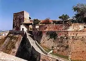 Castillo de Lari, Meses de verano: espectáculos de teatro/baile/música, museo, impresionantes vistas panorámicas de 360 grados, ideal para el amanecer y el atardecer, supermercado Liqueur Factory Meini y la famosa fábrica de espagueti Martelli, impresión gratuita para miembros de la biblioteca.