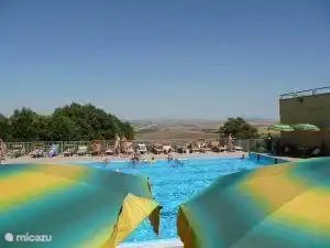 Piscina pública 10 min., impresionante panorámica (entrada adultos 3 - 6,00 euros) en Casciana Therme donde está el spa en el spa, ambos openb. piscina así como baño termal de entrada y tratamientos como masajes muy asequibles por el poco turismo comercial!!!