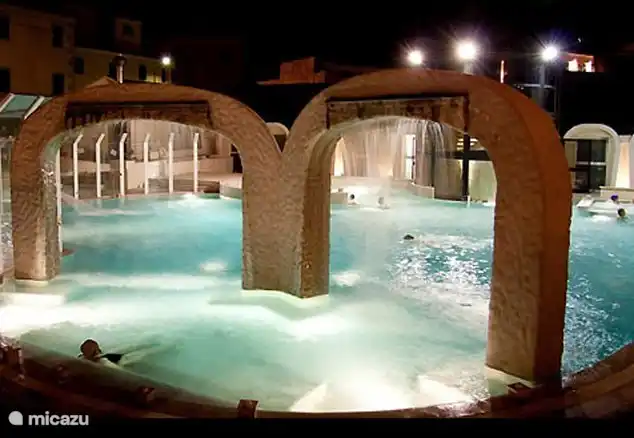 A 5 km en línea recta, nuestro municipio 56035 Lari Casciana Terme ofrece un balneario, que ya fue utilizado por los romanos. Entrada a partir de las 14:30 sólo 11,- euros. En agosto abierto por la noche hasta la medianoche. Bienestar, masajes, Ayurveda, mascarillas de barro, etc. En oct./nov. y marzo/abril el agua caliente se convierte misteriosamente en agua fría