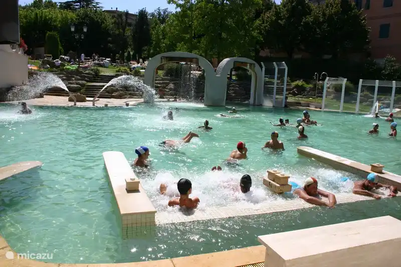 A 5 km en línea recta, nuestro municipio 56035 Lari Casciana Terme ofrece un balneario, que ya fue utilizado por los romanos. Entrada a partir de las 14:30 sólo 11,- euros. En agosto abierto por la noche hasta la medianoche. Bienestar, masajes, Ayurveda, mascarillas de barro, etc. En oct./nov. y marzo/abril el agua caliente se convierte misteriosamente en agua fría