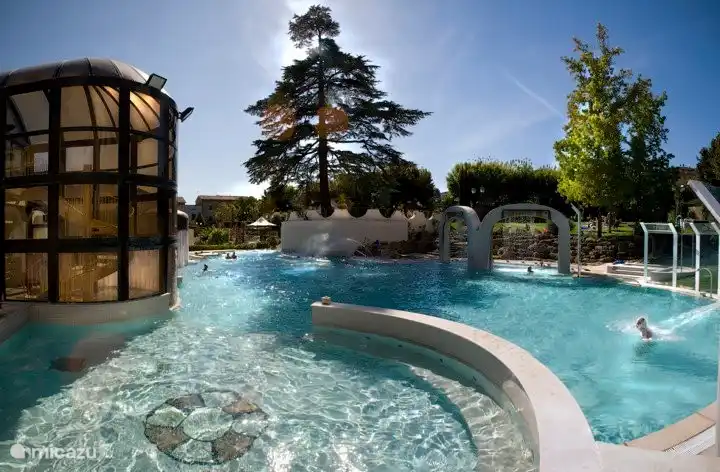 A 5 km en línea recta, nuestro municipio 56035 Lari Casciana Terme ofrece un balneario, que ya fue utilizado por los romanos. Entrada a partir de las 14:30 sólo 11,- euros. En agosto abierto por la noche hasta la medianoche. Bienestar, masajes, Ayurveda, mascarillas de barro, etc. En oct./nov. y marzo/abril el agua caliente se convierte misteriosamente en agua fría