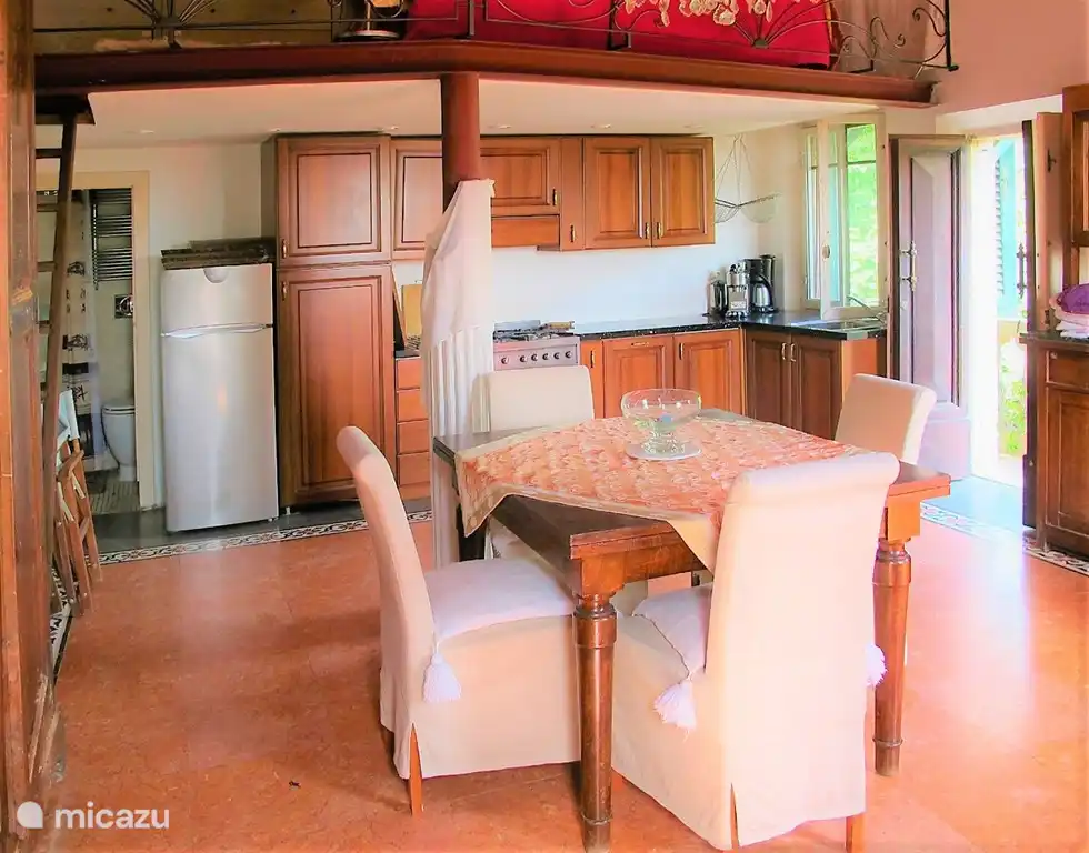 Estudio con altillo (buhardilla baja máx. 165cm bajo techo) donde zona de noche, altura total 4,60 cm, suelo de mármol rosa con terrazo de flores, todo lujoso y completo