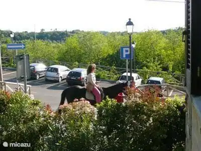 Es posible montar a caballo, foto de la ventana del apartamento, estacionamiento público frente a la casa al otro lado de la colina, justo en frente de las 20 casas de Colle di Lari, donde termina la calle, solo tráfico local