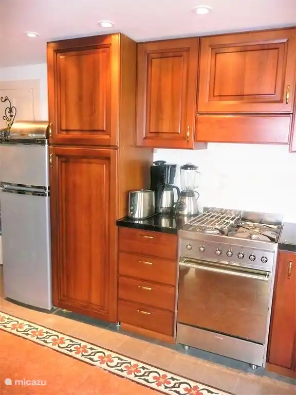 Moderna cocina abierta de nogal, SMEG, piedra de granito negro en el estudio, ideal para cocinar durante mucho tiempo y luego comer al aire libre, mármol rosa atmosférico con terrazo floral en todo el estudio, cocina totalmente equipada con lavadora, horno SMEG, frigorífico/congelador, espresso y cafetera de filtro, tostadora,