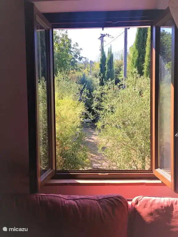 Balcón privado en el primer piso, vista despejada sobre el jardín y control sobre el juego de los niños en una terraza de 20 m2 directamente debajo del balcón, balcón de aproximadamente 7 m2, en verano hermosos geranios y plantas en macetas en las escaleras al primer piso, maravilloso para tomar una copa por horas / noche ruiseñores para escuchar!