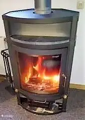 Meses Oct./Abril: La estufa de leña atmosférica es muy potente y pronto calentará la habitación. También es la única calefacción en este momento. La madera se puede pedir (más barata) o comprarla usted mismo.